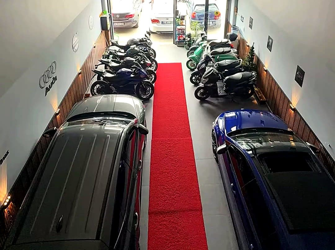 Duran Auto showroom içi otomobil ve motosikletler